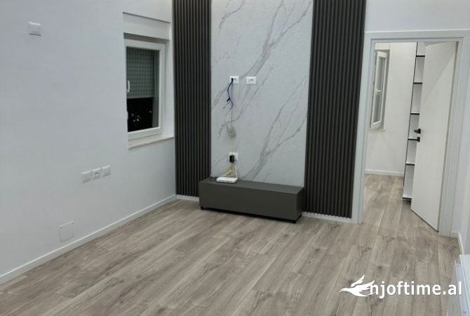 Ambiente Commerciale in Affitto 3+1 a Tirana - 800 Euro