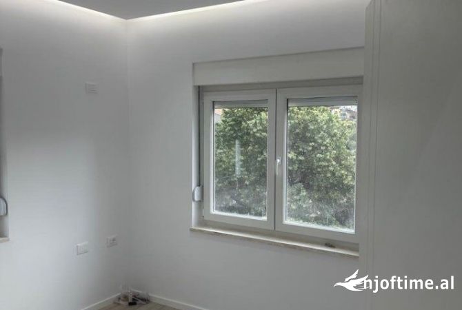 Ambiente Commerciale in Affitto 3+1 a Tirana - 800 Euro