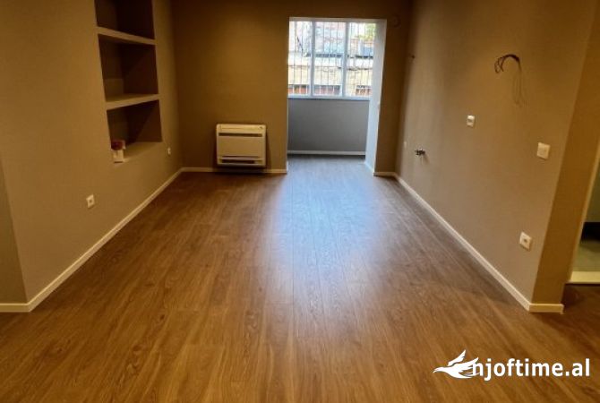 Ambiente Commerciale in Affitto 3+1 a Tirana - 950 Euro
