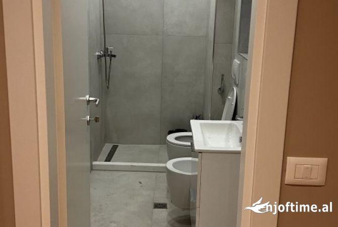 Ambiente Commerciale in Affitto 3+1 a Tirana - 950 Euro