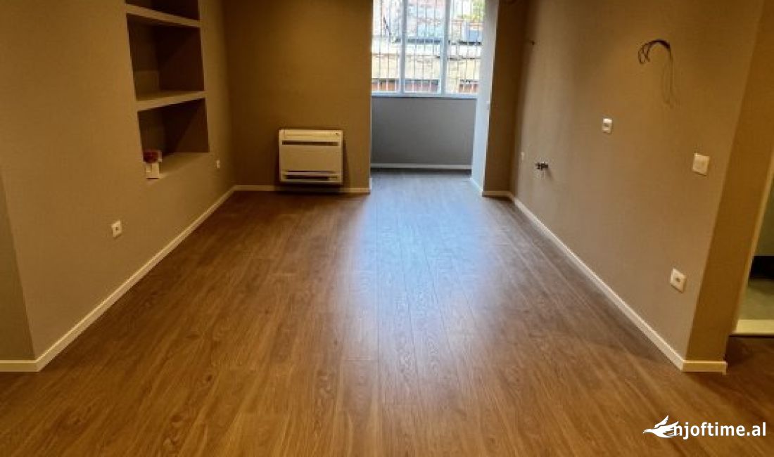 Jepet ambjent biznesi 2+1 me qera tek rr Kavajes , xhamia