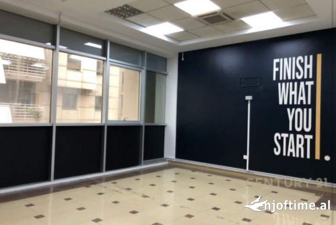 Ambiente Commerciale in Affitto 3+1 a Tirana - 900 Euro