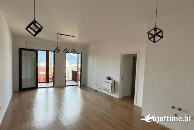 Ambiente Commerciale in Affitto 3+1 a Tirana - 1,500 Euro