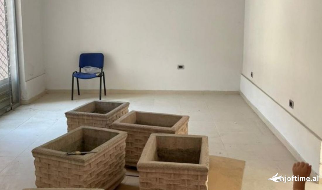 Shitet dyqan i organizuar ne ambjent 2+1 ne Kombinat , rruga shaban hysa