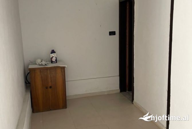 Shitet dyqan i organizuar ne ambjent 2+1 ne Kombinat , rruga shaban hysa