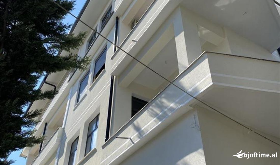 Jepen 3 kate te nje vile 4 kateshe me qera ne Astir, rr kryesore (765 m2 total, 7 vende parkimi) 