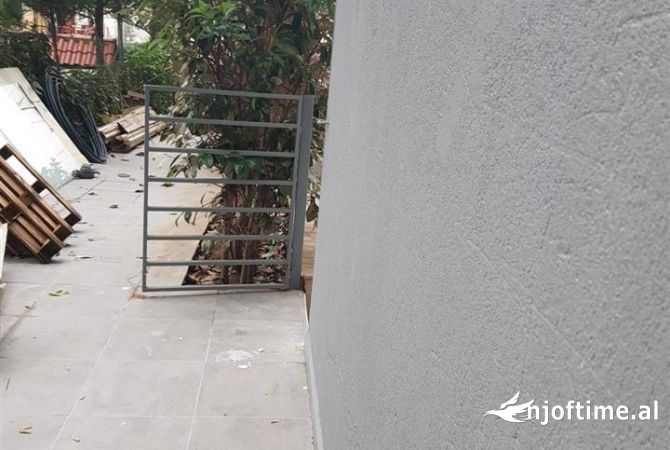 Ambiente Commerciale in Affitto 4+1 a Tirana - 1,800 Euro