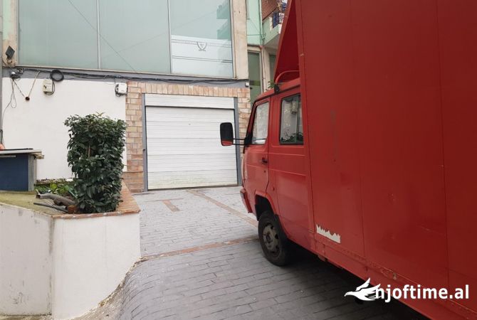 Ambiente Commerciale in Affitto 4+1 a Tirana - 1,800 Euro