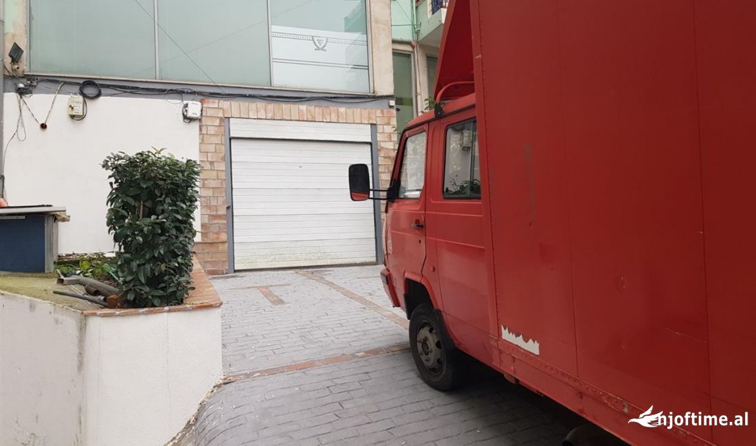 Jepet magazine me qera mbi komunen e parisit , rr shkelqim fusha