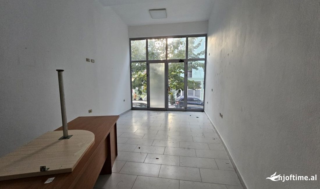 Shitet dyqan tek Prokuroria , rruga haxhi hysen dalliu