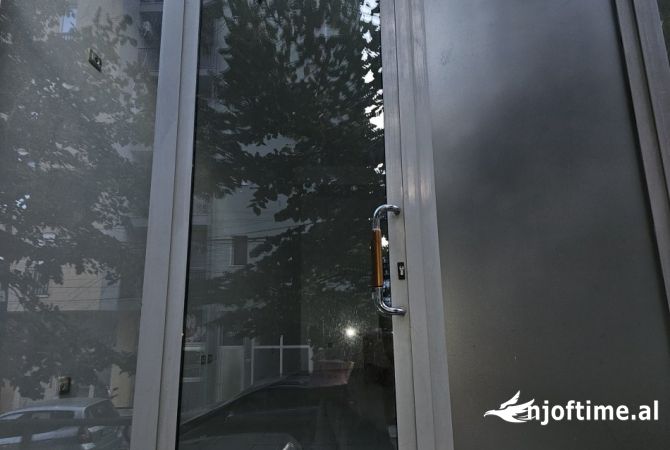 Shitet dyqan tek Prokuroria , rruga haxhi hysen dalliu