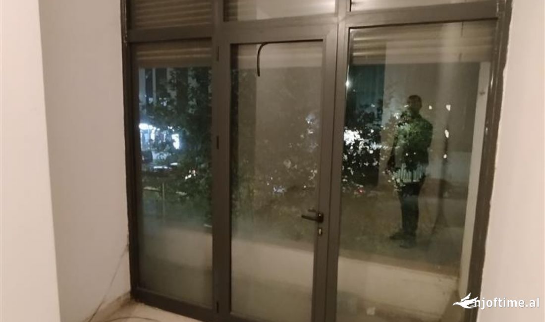 Jepet ambjent biznesi me qera ne Astir tek 2 rotondpt