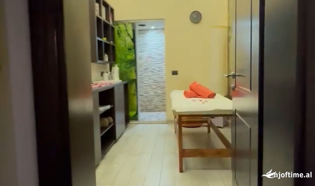 Shitet dyqan ne bllok , prane Sheshit willson me cmim okazioon