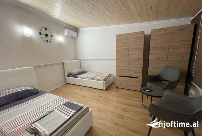 Ambiente Commerciale in Affitto 5+1 a Tirana - 3,500 Euro