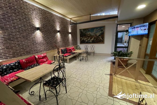 Ambiente Commerciale in Affitto 5+1 a Tirana - 3,500 Euro