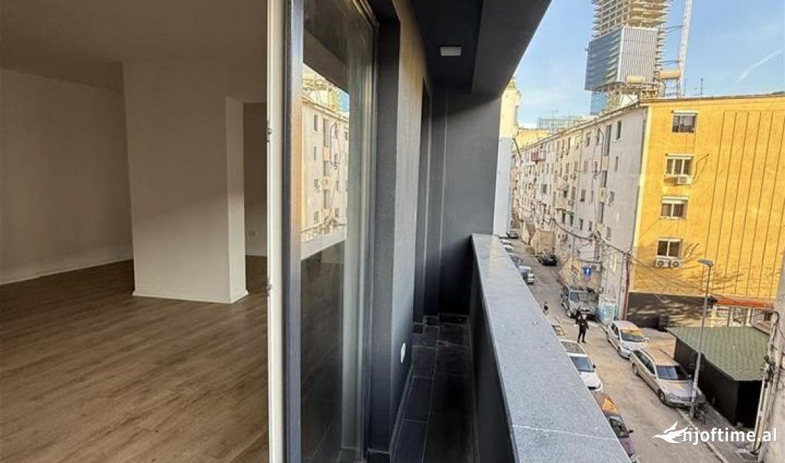 Jepet super ambjent per zyra tek rruga durresjt  tek spari