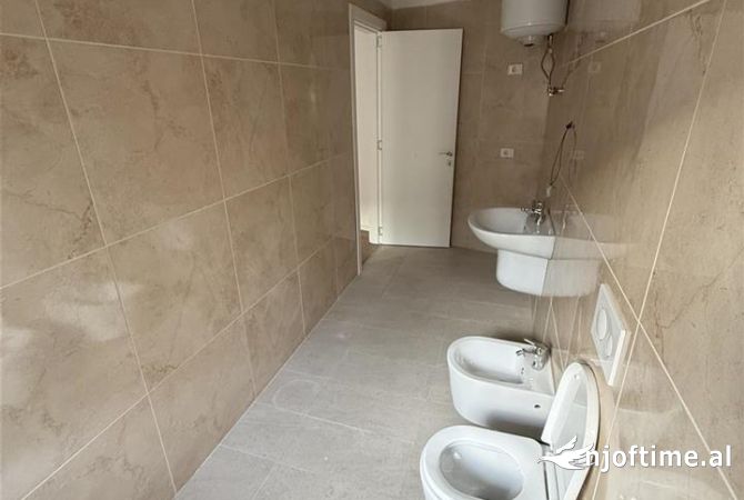 Jepet super ambjent per zyra tek rruga durresjt  tek spari