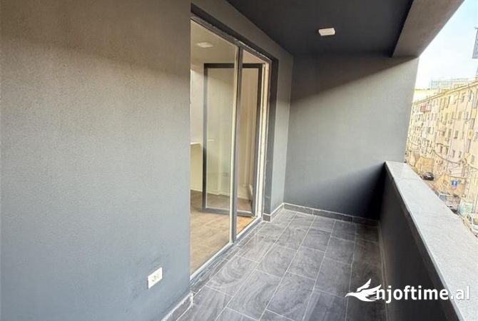 Ambiente Commerciale in Affitto 3+1 a Tirana - 900 Euro