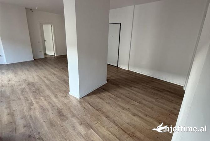 Jepet super ambjent per zyra tek rruga durresjt  tek spari