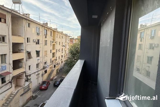 Jepet super ambjent per zyra tek rruga durresjt  tek spari