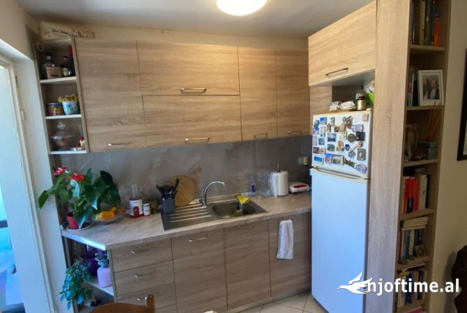 Shtepi ne shitje Apartament ne Tirane, 1+1, Mobilimi Pjeserisht e mobiluar, Pagesa 90,000  Euro.