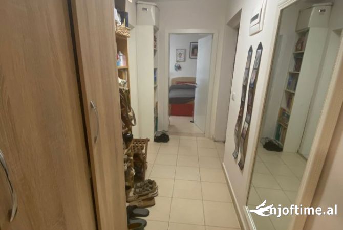 Shtepi ne shitje Apartament ne Tirane, 1+1, Mobilimi Pjeserisht e mobiluar, Pagesa 90,000  Euro.