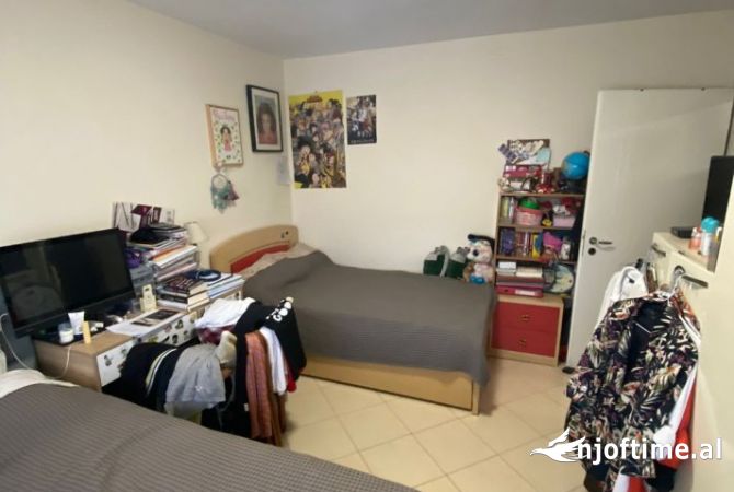 Shtepi ne shitje Apartament ne Tirane, 1+1, Mobilimi Pjeserisht e mobiluar, Pagesa 90,000  Euro.
