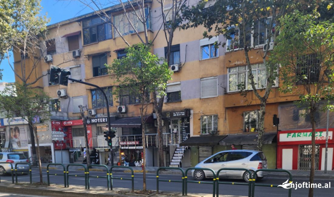 Shitet dyqan perballe Harry fultz , buze rruge