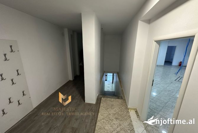 Jepet super ambjent biznesi perballe taiwanit me qera (i pershtatshem per call center , zyra etj) 