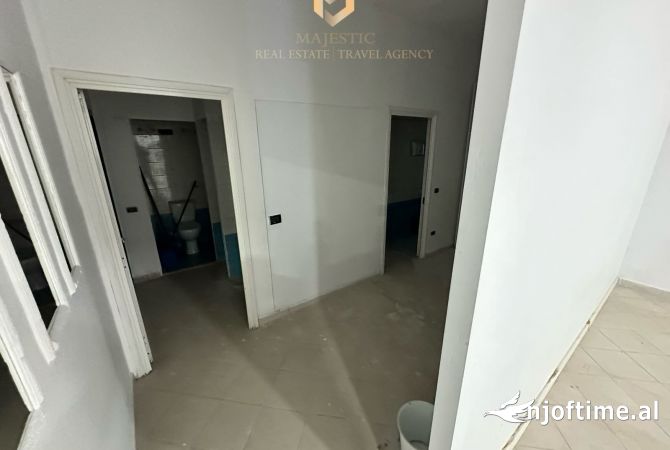 Ambiente Commerciale in Affitto 3+1 a Tirana - 3,000 Euro