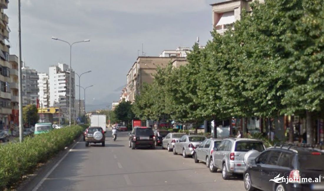 Shitet dyqan 94 m2 tek 21 Dhjetori , buze rruges kryesore