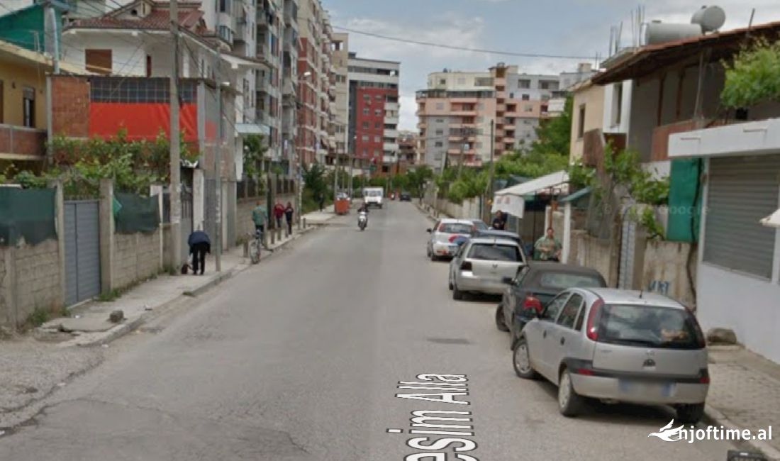 Shitet super dyqan ne rrugen Besim Alla , aktualisht i dhene me qera nje supermarketi me patente 