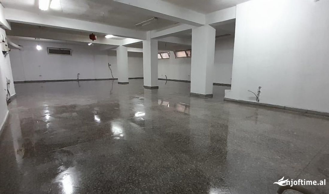 Jepet ambjent biznesi pas kafe flores , rr mine peza 