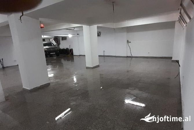 Ambiente Commerciale in Affitto 3+1 a Tirana - 1,500 Euro