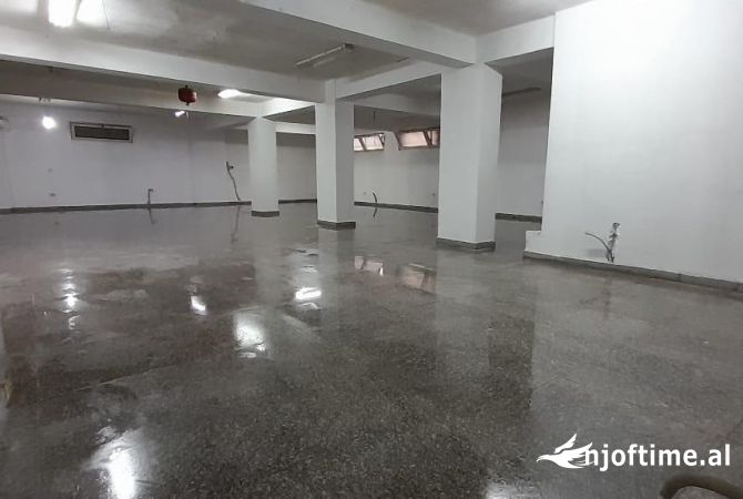 Ambiente Commerciale in Affitto 3+1 a Tirana - 1,500 Euro