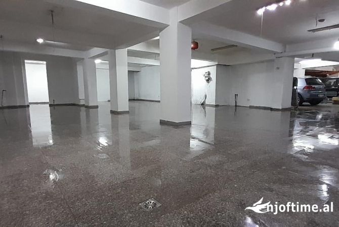 Ambiente Commerciale in Affitto 3+1 a Tirana - 1,500 Euro