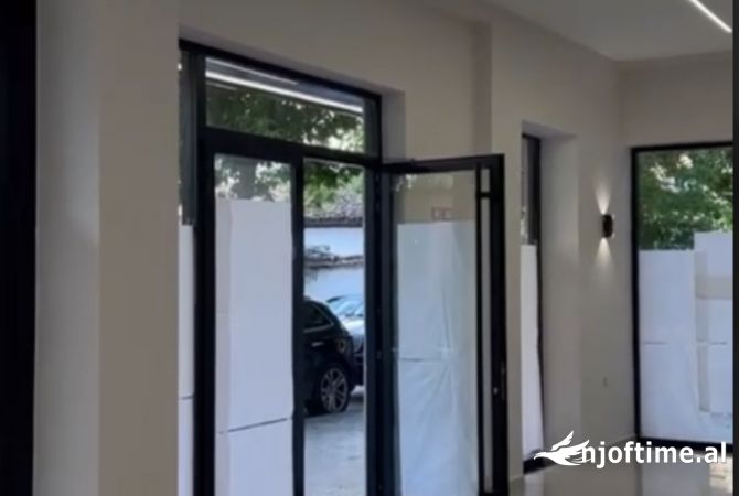 Shitet super dyqan rruge kryesore tek rr Hoxha Tahsim, pazari ri aktualisht i dhene me qera 2400Euro 