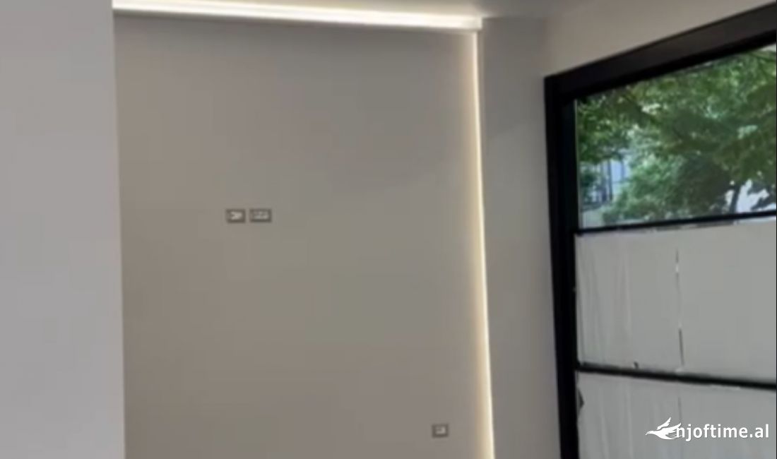 Shitet dyqan perballe Kastratit ne Xhamllik, rruge kryesore