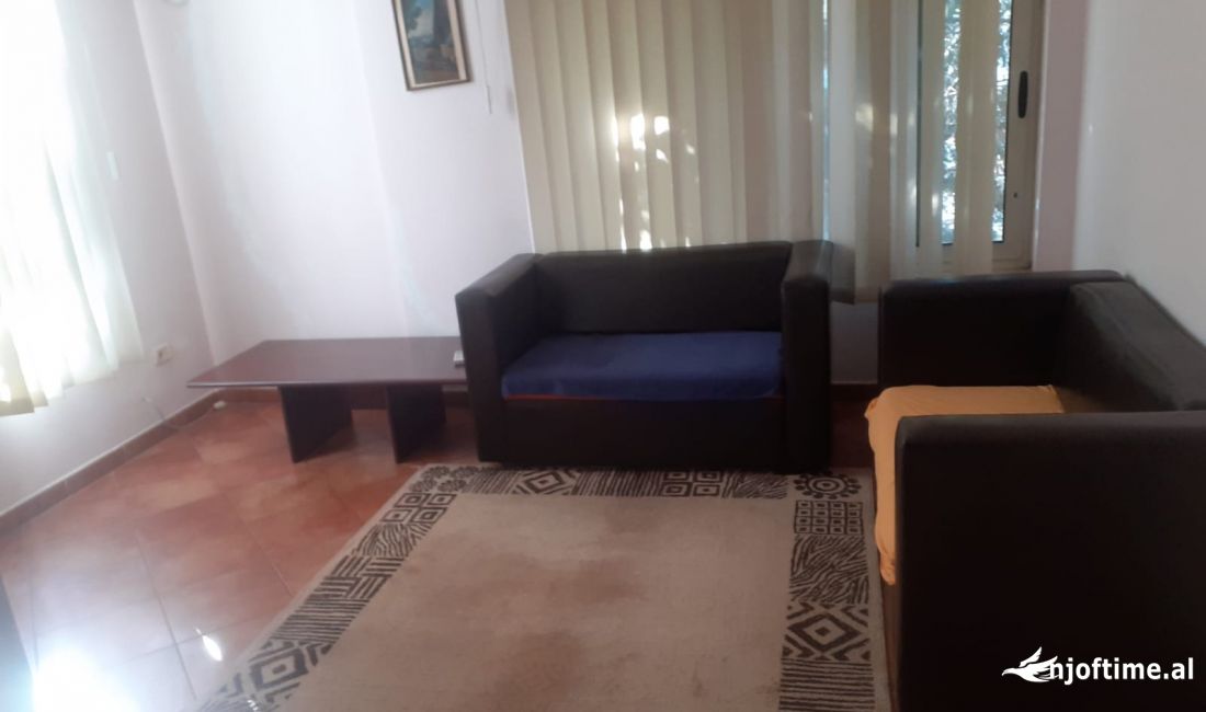 Jepet zyre e mobiluar me qera pas Kafe Flores