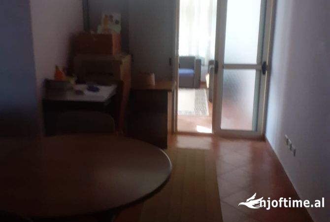 Jepet zyre e mobiluar me qera pas Kafe Flores