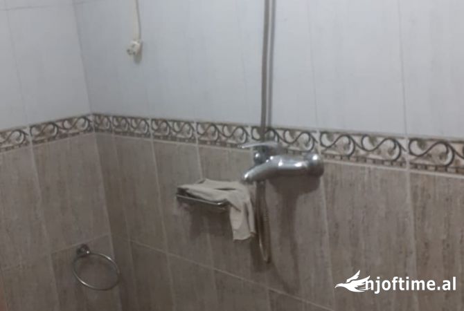 Ambiente Commerciale in Affitto 3+1 a Tirana - 55,000 Leke