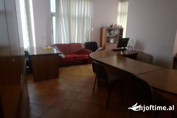 Jepet zyre e mobiluar me qera pas Kafe Flores