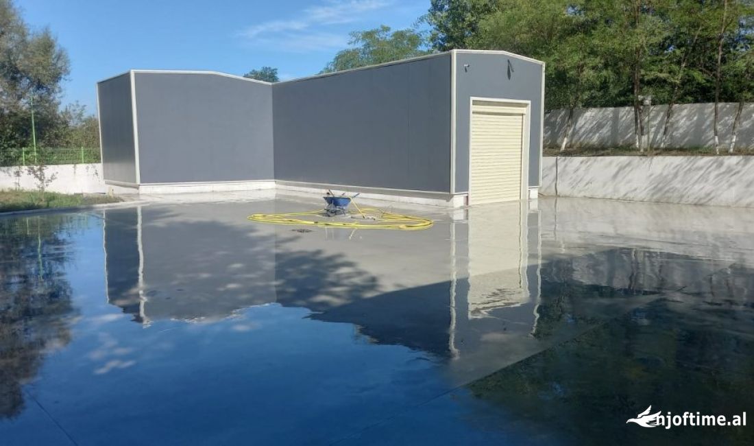 Shiten 2 kapanone 350m2 + 1300 m2 truall prane Aeroportit 