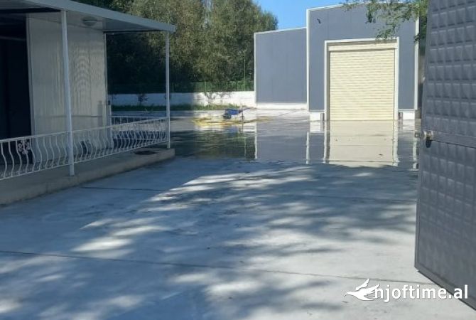 Shiten 2 kapanone 350m2 + 1300 m2 truall prane Aeroportit 