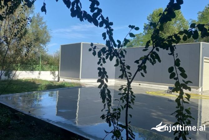 Shiten 2 kapanone 350m2 + 1300 m2 truall prane Aeroportit 