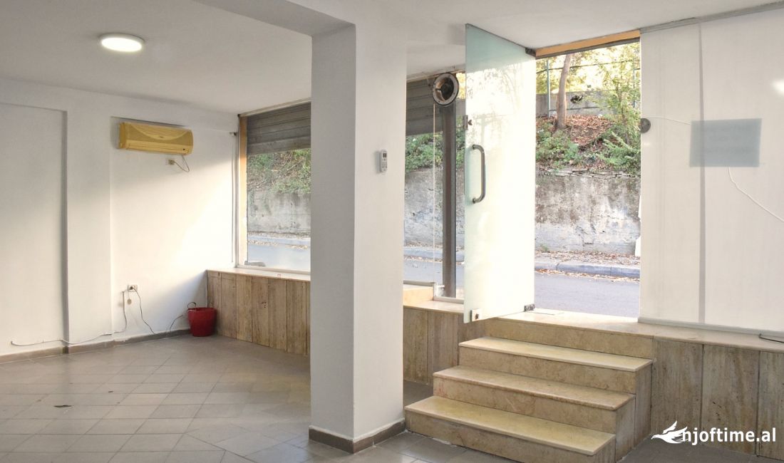 Jepet ambjent 50 m2 ne rr Sotir Koleja , qytet studenti