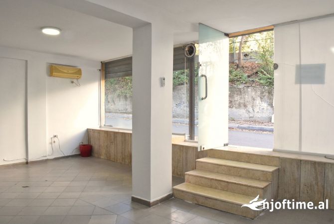 Jepet ambjent 50 m2 ne rr Sotir Koleja , qytet studenti