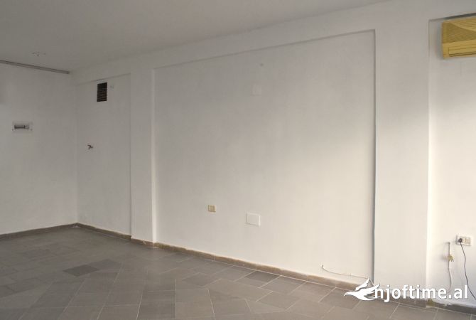 Jepet ambjent 50 m2 ne rr Sotir Koleja , qytet studenti