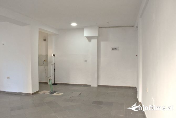 Jepet ambjent 50 m2 ne rr Sotir Koleja , qytet studenti