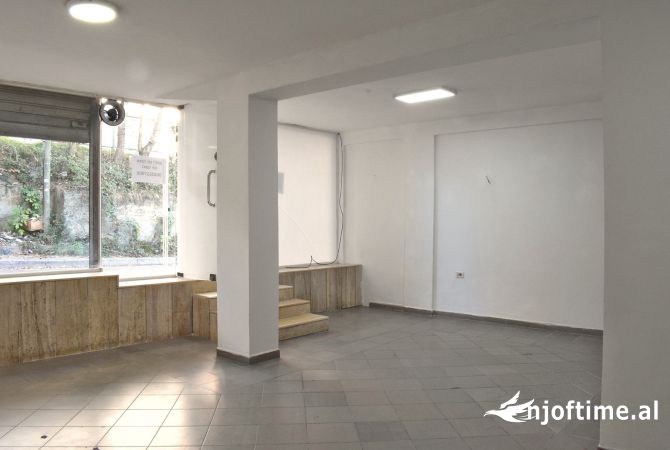 Jepet ambjent 50 m2 ne rr Sotir Koleja , qytet studenti